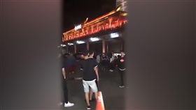 中和,烘爐地,香腸攤,喝醉,校門關,鬼門開,翻攤,新北市,監視器。（圖／翻攝黑色豪門企業）