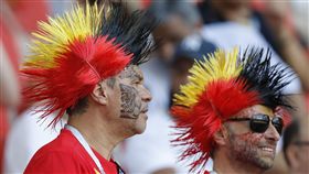 比利時瘋世足，女生穿球衣成潮裝扮。（圖／美聯社／達志影像）