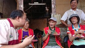 關懷澎湖弱勢長者　華山送端午愛心粽（1）華山基金會發起「愛老人端午動起來」活動，13日結合7-11白沙門市帶著近300顆愛心粽，分別送到弱勢長者家中，81歲獨居的呂姓老翁（前右2）說，華山有如自己家人，不用擔心過節。中央社　107年6月13日