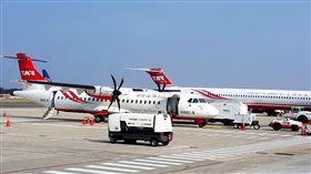 助解澎湖居民急需　遠航將保留部分機位澎湖縣政府25日與遠東航空正式簽署「澎湖居民應急或緊急醫療優先搭機」合作意向書，未來遠航ATR或MD機型每航班將提供2至3個機位供有緊急需求的居民搭乘，縮短候機時間。中央社　107年6月25日