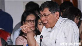 台北市長柯文哲出席內政部都市計畫委員會審查社子島都市計畫，居民舉牌抗議。 （圖／記者林敬旻攝）