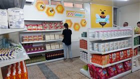 嘉義市首家實體食物銀行開幕中華基督教救助協會、台灣基督教長老教會嘉義東門教會共同成立嘉義市內首間食物銀行實體店面，25日正式開幕，架子上擺滿豐富物資，盼協助弱勢家庭需求。中央社記者江俊亮攝　107年6月25日