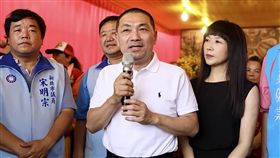 挺女學生　侯友宜：政治不該這樣黑暗文大女學生日前上政論節目，稱讚宿舍環境不錯，卻被指公然說謊。國民黨新北市長參選人侯友宜（中）24日表示，幾個大人連續欺負說實話的女學生，台灣的政治不該這樣黑暗。圖左為新北市議員宋明宗、右起為議員參選人蔡健棠、新北市議員蔡淑君。（侯友宜辦公室提供）中央社記者林長順傳真　107年6月24日