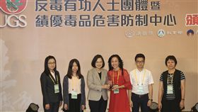 總統表揚反毒有功單位總統蔡英文（左3）26日在台北，出席107年反毒有功人士及團體暨績優毒品危害防制中心頒獎典禮，頒獎給反毒有功人士。中央社記者徐肇昌攝  107年6月26日