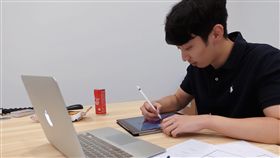 8年級生操刀  蘇辦公布臉書動態封面（2）新北市長參選人蘇貞昌辦公室26日公布臉書30秒動態封面，負責操刀的設計師謝瑋翔（圖）是一名8年級生。（蘇貞昌辦公室提供）中央社記者林長順傳真  107年6月26日