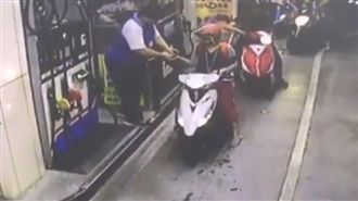 找錢碰到手遭投訴性騷擾　工讀生喊冤