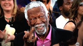 Bill Russell比中指（圖／取自Bill Russell推特）