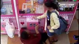 手伸洞偷娃娃機　鴛鴦盜對監視器詭笑