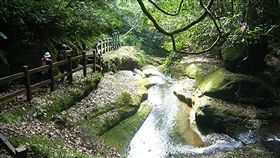 草嶺幽情谷步道獲補助改善雲林縣政府25日表示，草嶺幽情谷步道、石壁遊龍湖步道及北港糖廠舊鐵道橋梁的景觀與照明設施，獲得中央核定補助改善，圖為草嶺幽情谷景觀。（雲林縣政府提供）中央社記者葉子綱傳真  107年6月25日