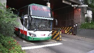 客運司機邊開車邊追劇　乘客目睹嚇傻