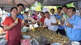 竹縣寶山綠竹筍盛產　邱鏡淳協助行銷新竹縣寶山鄉公所與寶山鄉農會24日在寶山水庫共同舉辦綠竹筍產業文化展售促銷活動，新竹縣長邱鏡淳（白衣者）到場慰勞農友們，同時揮汗協助宣傳行銷。（新竹縣政府提供）中央社記者魯鋼駿傳真　107年6月24日