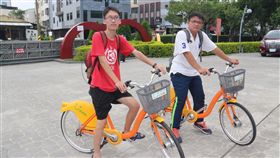 苗縣加入微笑行列  UBike迷搶先體驗苗栗縣建置公共自行車租賃系統引進YouBike，26日舉行開通啟用典禮，微笑單車粉絲古孟凡（左）、伍台右（右）特地從台北南下苗栗市，搶先騎乘體驗。中央社記者管瑞平攝  107年6月26日