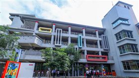 圖書館外型如書本　假日成社區共讀空間后綜高中新建圖書館22日落成，外觀設計如書本，鼓勵學生閱讀課外讀物，未來圖書館1、2樓將作為社區共讀空間，假日讓校園可以提供給社區使用。中央社記者趙麗妍攝　107年6月22日