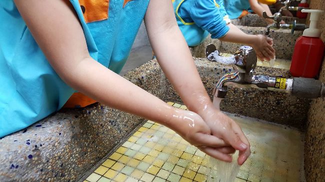 發燒咳嗽手無法舉高　男童癱瘓病床上