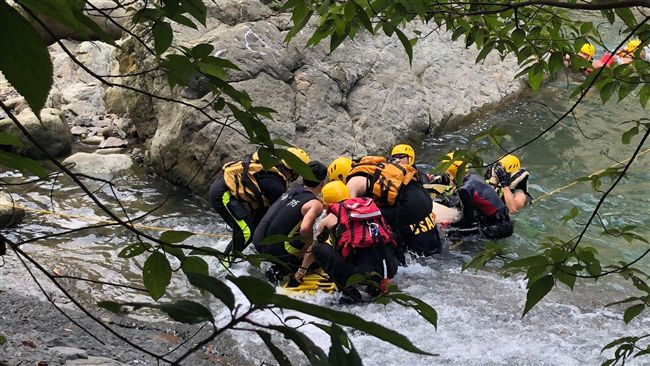7男4女石碇戲水　高中生溺水不治