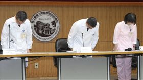 洗腎接錯管　台大醫院說明致歉台大醫院5月25日發生加護病房洗腎設備接錯管路事件，共6名病患受影響，發言人王亭貴（中）等人26日出面說明並鞠躬致歉。中央社記者謝佳璋攝　107年6月26日