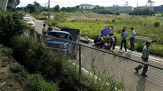 貨車爆胎失控翻落五楊高架　母子輕傷