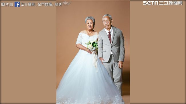泛淚婚紗照⋯奶奶合影逝世的另一半