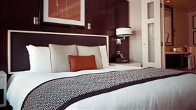 飯店,床,床尾布,房間 示意圖／Pixabay
