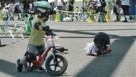 資深音樂人許常德今（26）日在臉書粉絲團分享一段日本兒童滑步車比賽的影片，其中一名選手翻車跌倒，沒想到另一名選手竟丟下自己的車，幫對手把車牽到他的身旁，間接鼓勵跌坐在地的對手爬起繼續比賽。許常德感慨地說，「如果我們的政黨能有這樣的態度被看到，一定會大獲全勝！」（圖／翻攝自Strider Japan臉書）