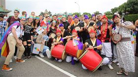 台灣同志遊行　外國人士也參與2017台灣同志大遊行活動28日下午在凱達格蘭大道集結後分3條路線出發，不只台灣民眾，隊伍中也有許多外國人士開心參與遊行並合影。中央社記者楊明珠攝　106年10月28日