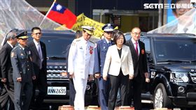 總統蔡英文出席106年三軍六校畢業典禮，頒發學生畢業證書、授階、合照。（記者邱榮吉/攝影）