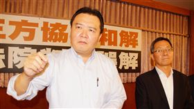 高雄氣爆案市府員工遭重判　許立明表遺憾高雄石化氣爆11日一審判決結果出爐，包含市府秘書長趙建喬（右）等12人都被判處4年以上徒刑。高雄代理市長許立明（左）受訪時指出，這是一個牽扯到非常複雜因素的判決，這樣的判決結果令人遺憾。中央社記者程啟峰高雄攝　107年5月11日