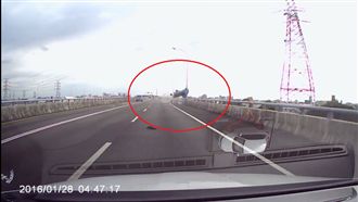 貨車撞護欄摔落五楊高架　監視器曝光
