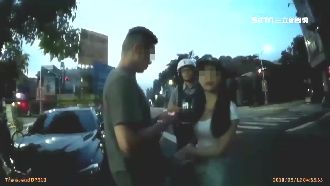 他酒駕遭攔　女友竟「遞啤酒」擾酒測