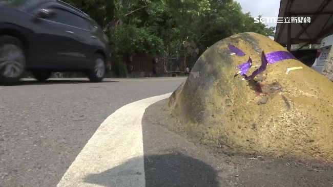 路旁石敢當鎮煞　休旅車轉彎撞上翻覆