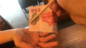 找錢,性騷擾,手背,筷子,神招,爆廢公社公開版　圖／翻攝自臉書爆廢公社公開版