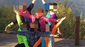 長輩拍旅遊照擺「六芒星陣」／爆廢公社