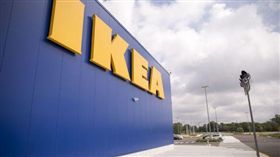 印第安納州一間IKEA發生離奇槍擊事件，還好無人傷亡。（圖／翻攝推特）