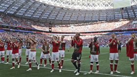 ▲丹麥球員賽後向球迷致謝。（圖／美聯社／達志影像）