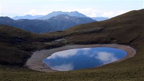 缺水瘦一圈　嘉明湖變荷包蛋（1）在南橫公路海拔3310公尺的嘉明湖因沒有雨水注入，水位嚴重下降，目前剩下6分滿，山友形容「就像一個荷包蛋」。（嘉明湖熊出沒企業社提供）中央社記者盧太城台東傳真　107年6月7日