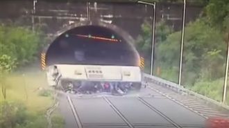 遊覽車翻覆！整排乘客拋飛齊「腰斬」