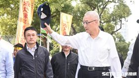 反對水利會官派，國民黨動員支持者包圍立法院抗議，國民黨主席吳敦義現身力挺。 圖／記者林敬旻攝