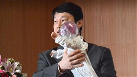 新北醫院成立保護小組　為受虐兒伸張正義新北市各大醫院成立兒少保護專責小組，為受傷孩子的傷勢主動找到真相，並立即通報檢警與社福單位安置處遇，讓司法伸張正義。林口長庚醫院兒少保護中心醫師夏紹軒（圖），以「搖晃寶寶」示範安撫與劇烈搖晃差別。中央社記者黃旭昇市攝  107年6月26日