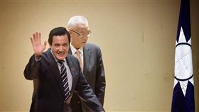 馬英九吳敦義出席國民黨台北市黨部黨慶大會前總統馬英九（前）、國民黨主席吳敦義（後）25日出席國民黨台北市黨部黨慶大會，馬英九向台下資深黨員揮手致意。中央社記者王飛華攝　106年11月25日