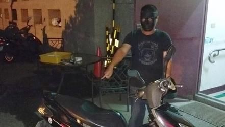 男子沉迷線上遊戲　蠢戴鬼面具偷機車
