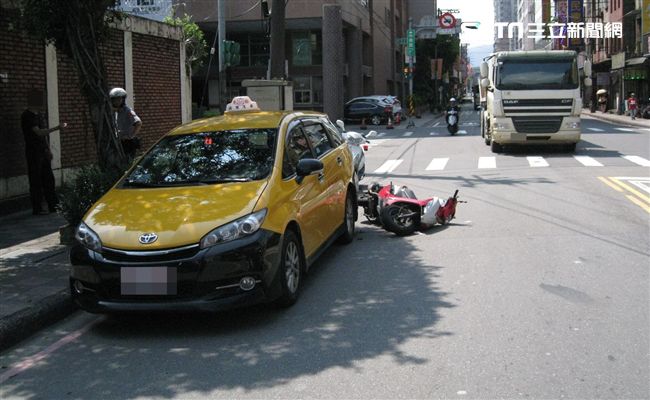 騎士蛇行超車　慘遭違停小黃擊落
