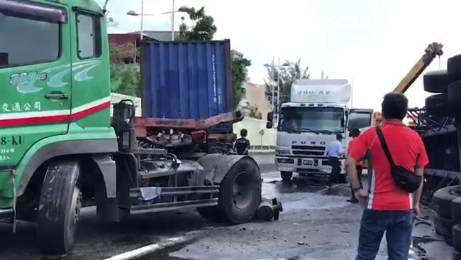 國道大車翻覆　疑剎車不及衝撞分隔島