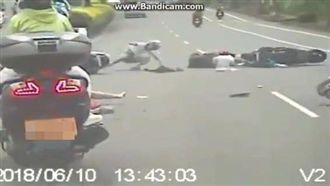 大學生開心出遊　遭移動式神主牌擊落