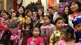 蘇貞昌與新住民媽媽歡度母親節　民主進步黨新北市長參選人蘇貞昌（後右3）12日前往新北市百合協會，與新住民媽媽歡度母親節，用越南話、印尼話、菲律賓話祝天下媽媽「母親節快樂」。中央社記者林長順攝　107年5月12日