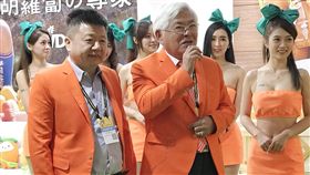 台北國際食品展  胡蘿蔔女郎促銷2018台北國際食品展27日起在南港展覽館舉行，雲林東勢果菜生產合作社請來身穿胡蘿蔔裝的女郎促銷，雲林縣長李進勇（前左2）也到場打氣。（東勢果菜生產合作社提供）中央社記者江俊亮傳真  107年6月27日