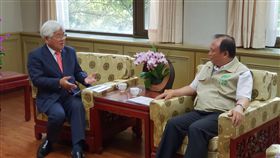 雲林爭取農產物流中心  林聰賢允支持補助雲林縣長李進勇（左）27日拜會農委會主委林聰賢（右），爭取在雲林設置農產物流中心，來解決農產品產銷失衡問題，獲林聰賢支持，允諾補助規劃經費。（雲林縣政府提供）中央社記者江俊亮傳真  107年6月27日