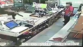 壯漢持刀搶劫　遇上佛系店員...