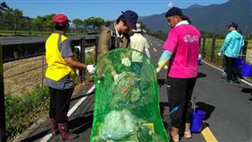 玉富自行車道  清出46公斤垃圾（2）世界唯一橫跨歐亞大陸板塊與菲律賓海板塊的自行車道-玉富自行車道，花東縱谷國家風景區管理處為提升遊客自發性環保意識，27日舉辦淨道活動，清除包括廢鐵、保特瓶、玻璃、鐵鋁罐及一般垃圾共45.7公斤。（縱管處提供）中央社記者李先鳳傳真  107年6月27日