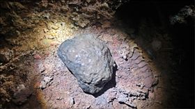 被裴士旺、阮進雨用來攻擊裴姓越南籍逃逸移工的石頭，池塘，桃園，殺人。翻攝