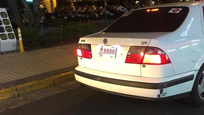 路上驚見詭異車牌　網：沒繳牌照稅？